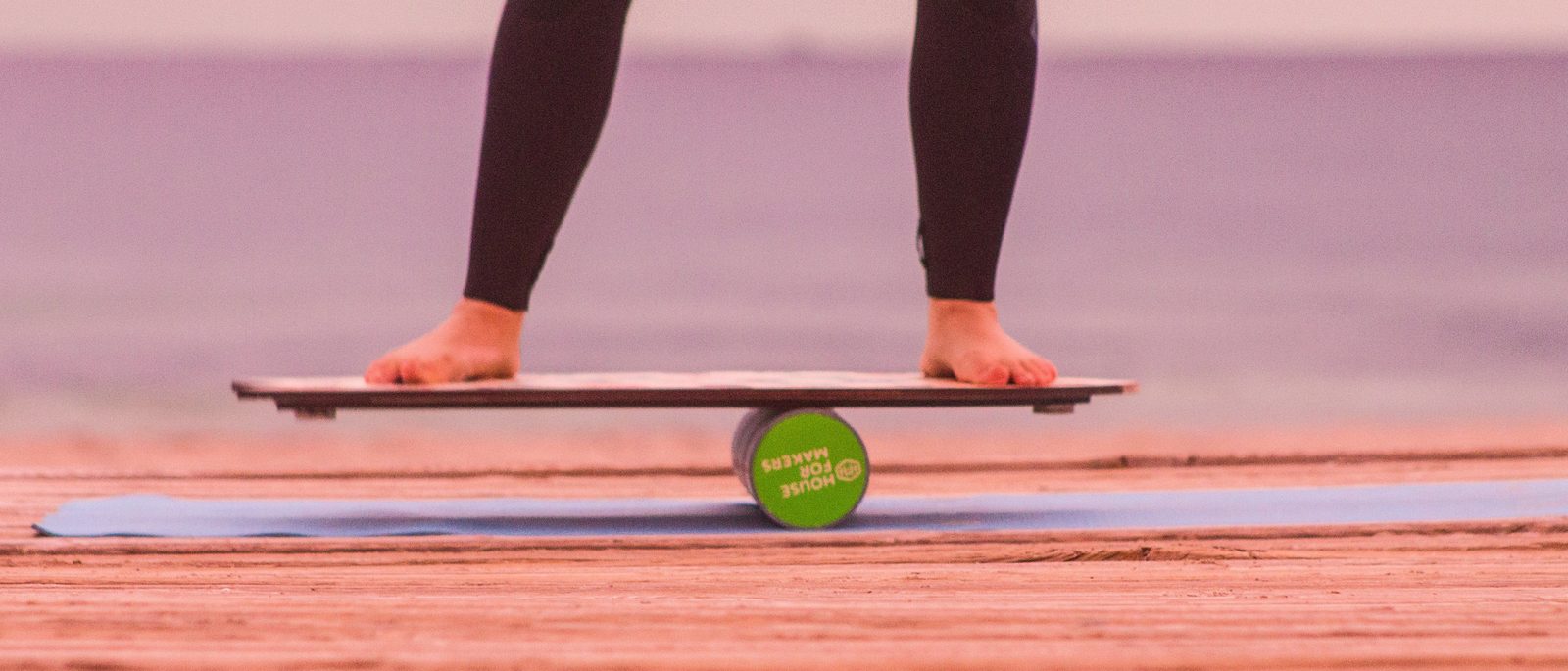 Une personne en équilibre sur une planche, pieds nus