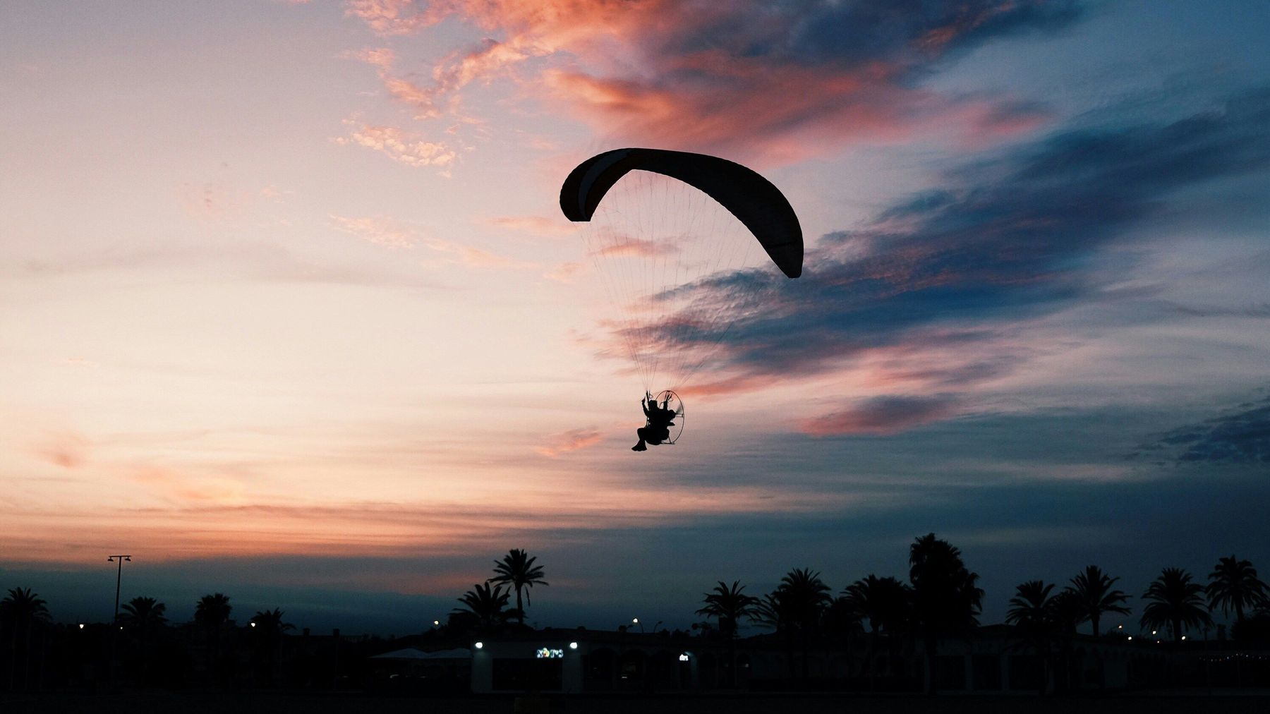 Une femme en parapente, libre au-dessus du paysage