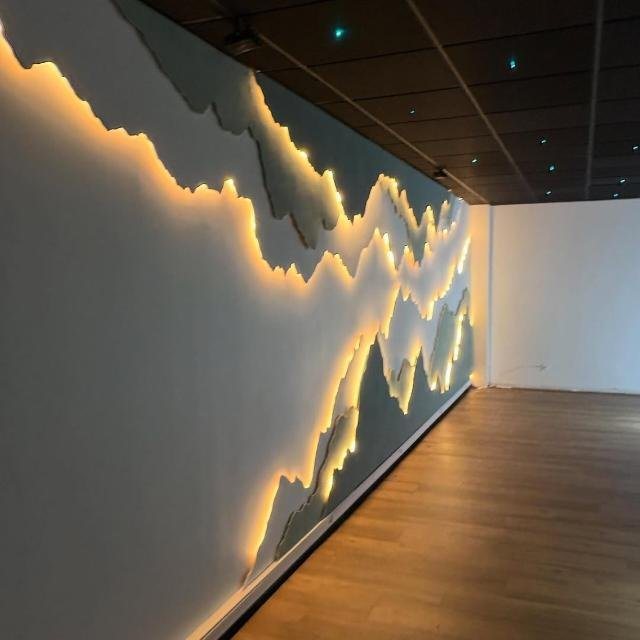 La salle de yoga, mur lumineux